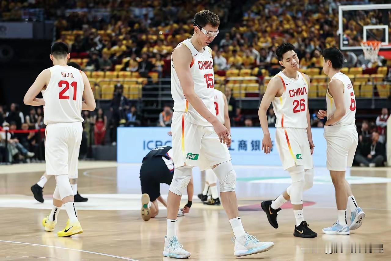 中国男篮76:80不敌韩国，高诗岩把国家队当成全运会来打显然过于勉强。男篮世