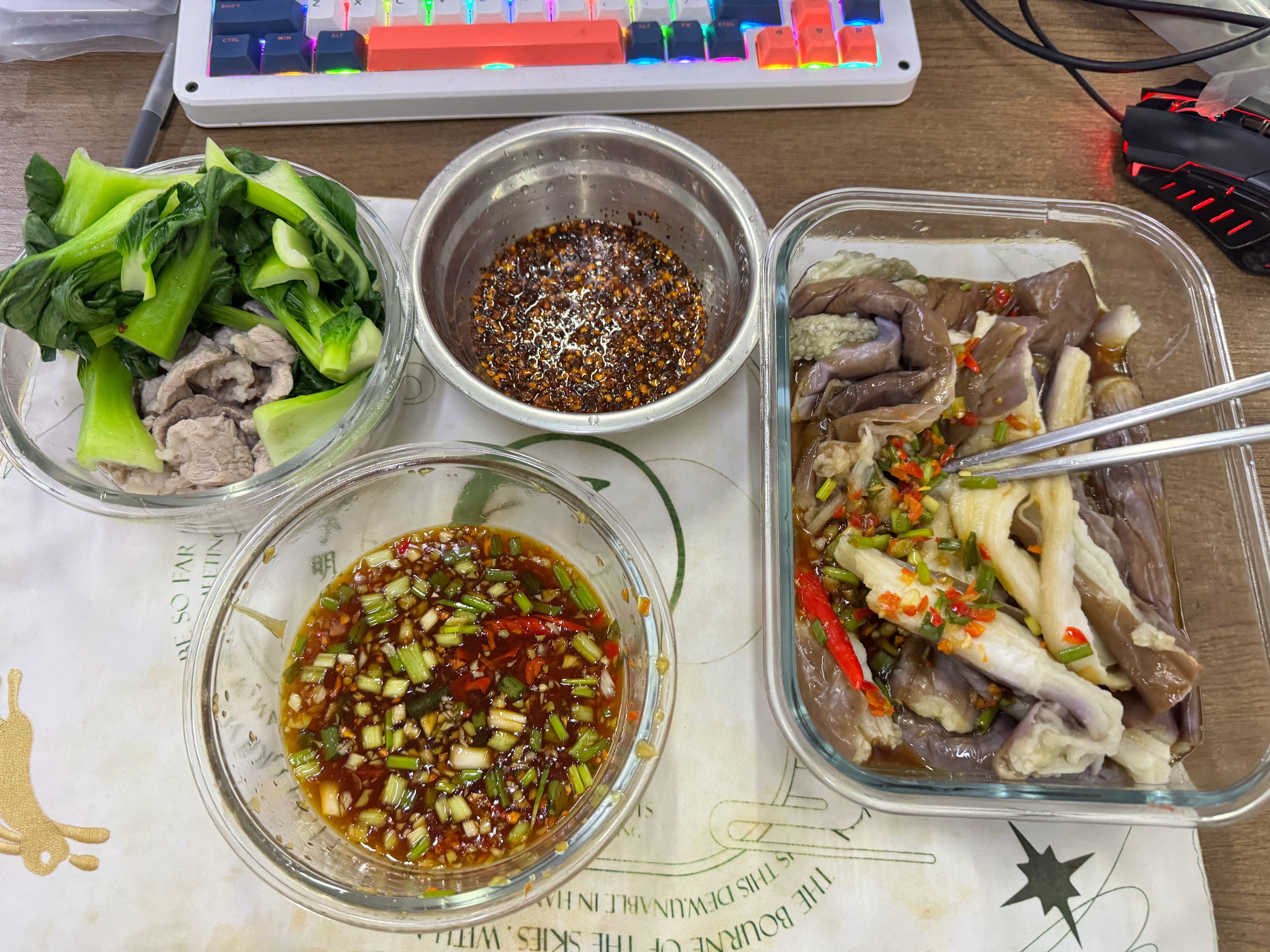 最近没有炒菜，开始用蘸料吃法，还买了贵州的辣椒面蘸水，这味道真得劲​​​