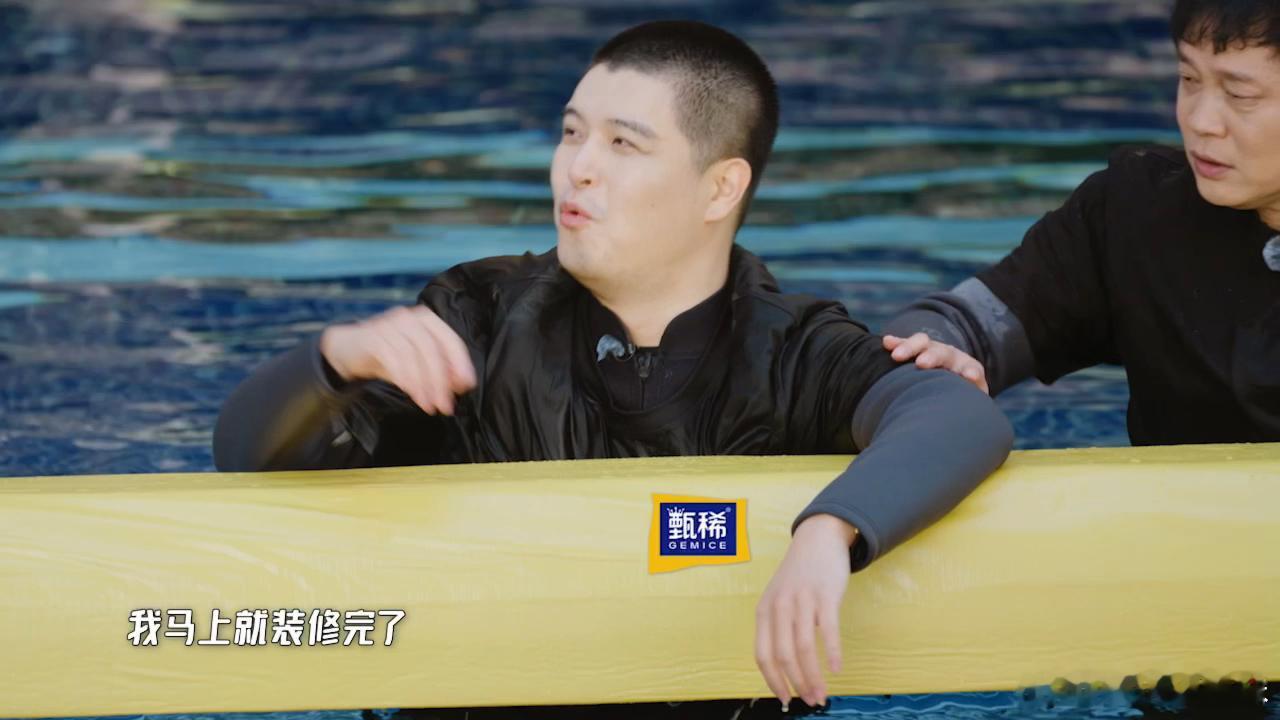 马𬱖综艺感直接拉满！坐着玩轮滑、水上游戏上不来的窘迫，简直是当代年轻人参加活动