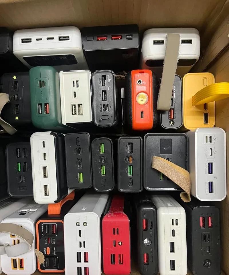这段时间，但凡有点经济头脑的人，去飞机场安检处收二手充电宝，10元钱一个，生意一
