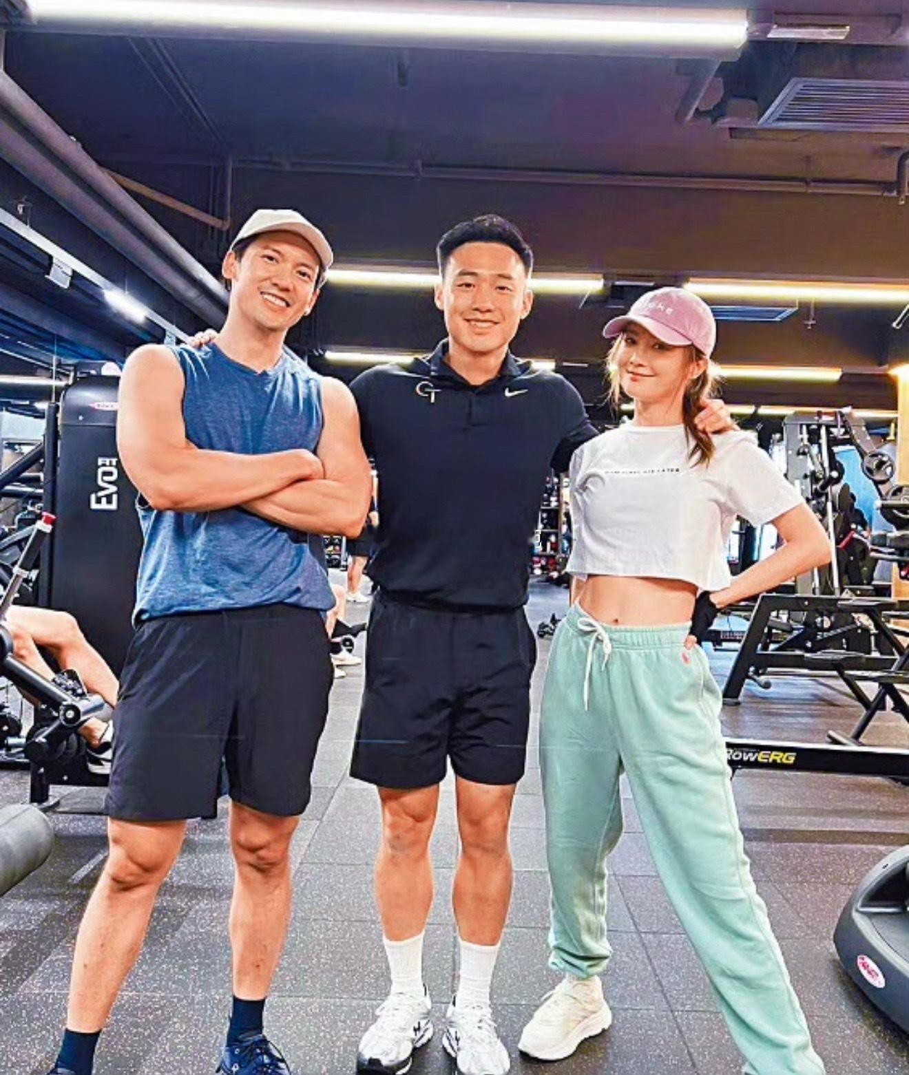 蔡卓妍结婚蔡卓妍结婚照就在刚刚，蔡卓妍正式发文官宣结婚喜讯。她配文写道：“恭喜我