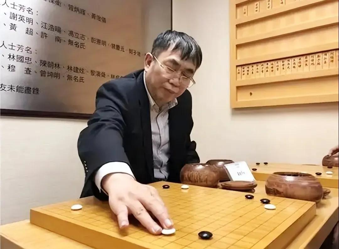 在围棋的殿堂里，一位传奇人物悄然离去，他就是被誉为“棋圣”的聂卫平。2026年1
