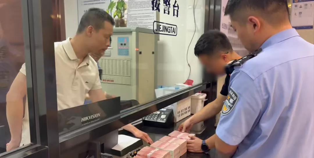 【百万现金遗失3小时，分文未少】6月15日，福建福州一商业广场，店员小魏在例行整