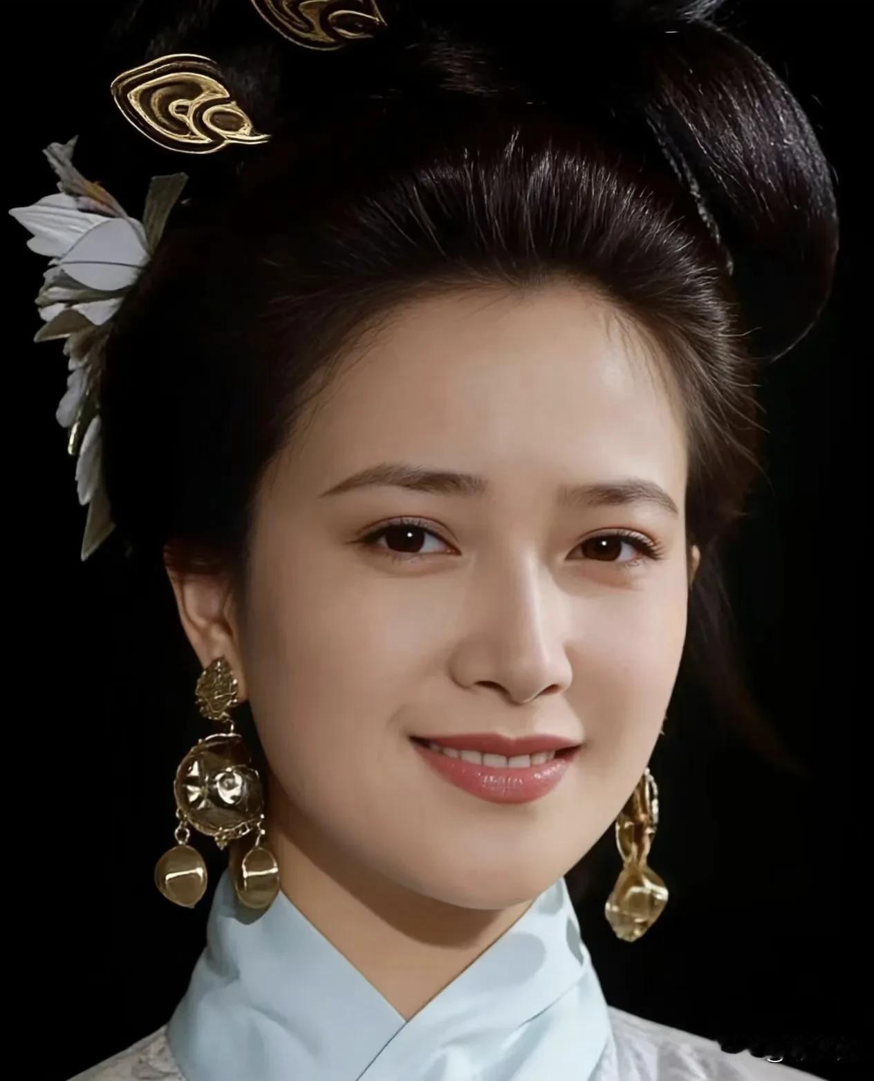 我小时候一直看不出何晴那里好看，四大美女为什么让她演奇怪了，但我25岁之后我就很