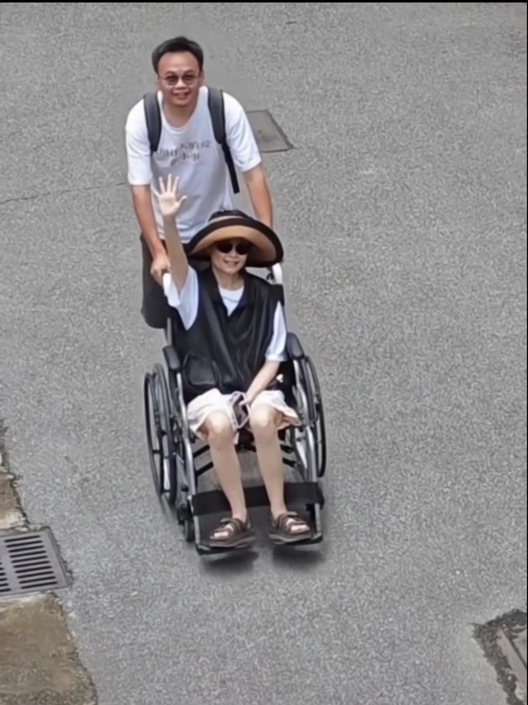 袁立生病后瘦了不少，皮肤苍白，两条腿肌肉流失，走路有点吃力。丈夫看起来很温暖。