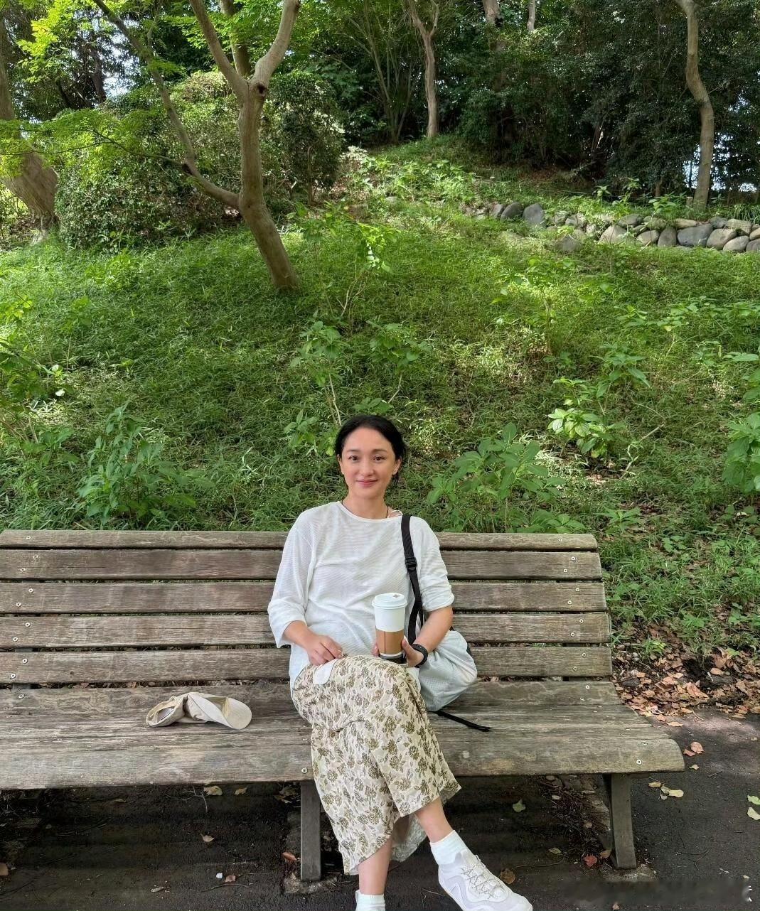 周迅素颜现身川西！穿防晒衣比耶接地气，头顶一片七彩祥云太难得​​​