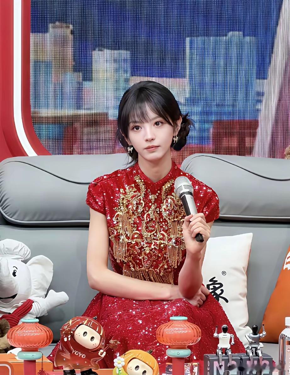 对不起，田曦薇，我实在是看不下去了，到底是谁给她剪的这刘海？春晚高清镜头一扫，我