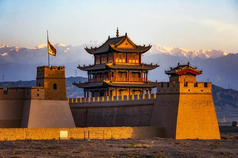 新疆地域广袤、人口相对稀少，且资源丰富。新疆近一半的外来人口来自甘肃。甘肃土地较