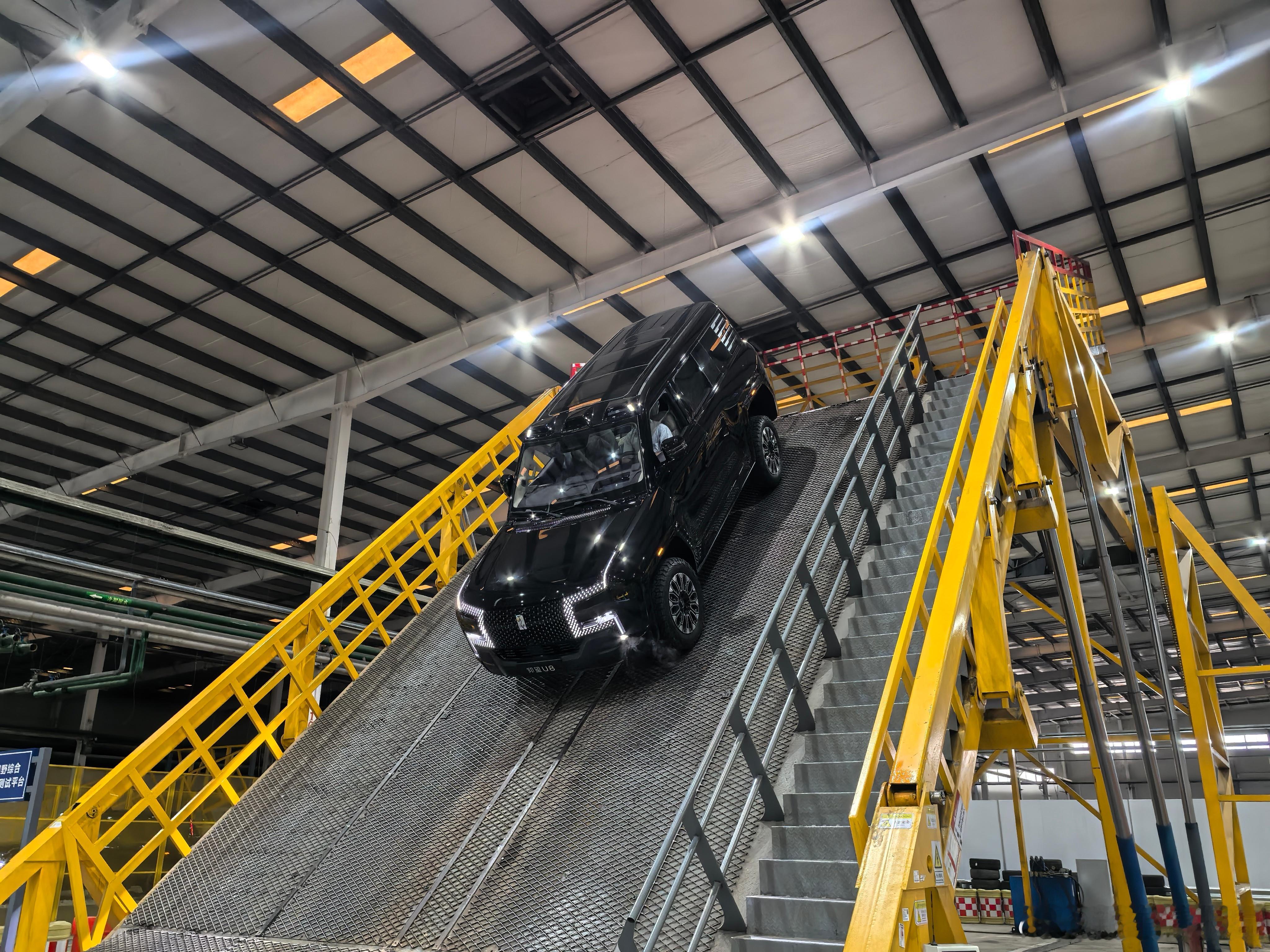 新车划重点一说到百万级的国产SUV，我相信有很多人都会首先想到仰望U8，而今天咱