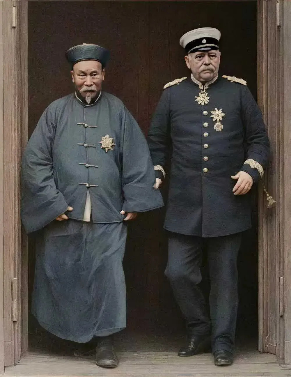 这张1896年的珍贵合影，记录了晚清重臣李鸿章访问德国时，与“铁血宰相”俾斯麦在