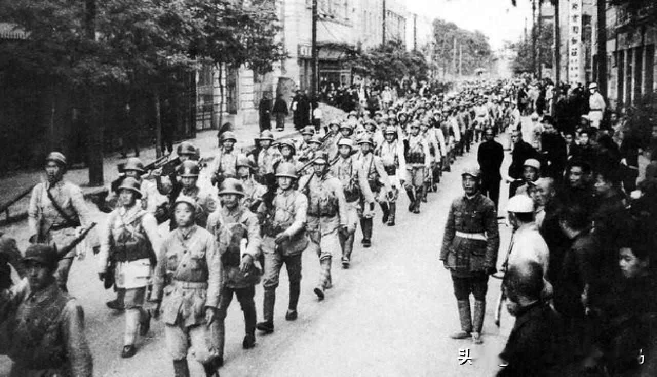 部队日夜兼程赶路，不小心翻车，两位首长不幸牺牲。太可惜了，他们没有死在战场上，却