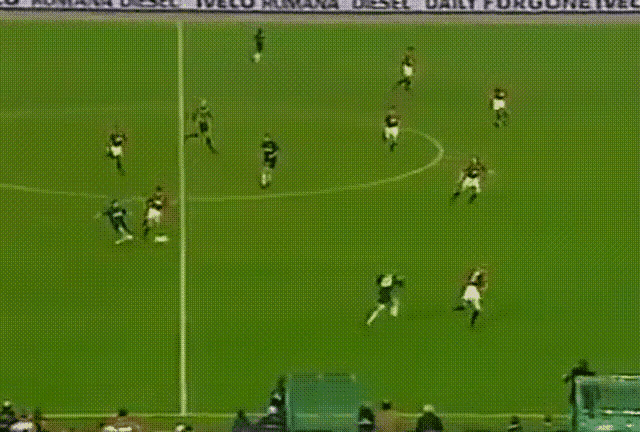 这是乌拉圭球星雷科巴在国际米兰效力时的一次惊艳助攻。在国际米兰和罗马的比赛中，他