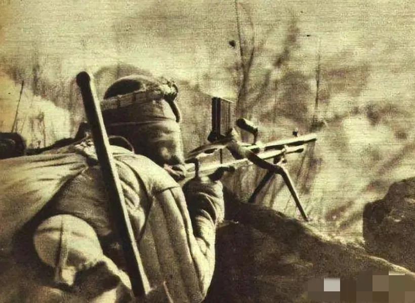 1945年，机枪手杜相云发现，日军掌握了他的射击规律，每次他一开枪，日军就卧倒，