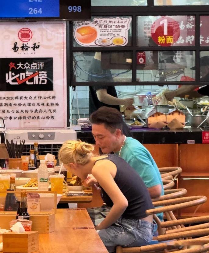 就在刚刚黄宗泽的新恋情有结果了这个结果令人大吃一惊，原来根本不是啥“老牛