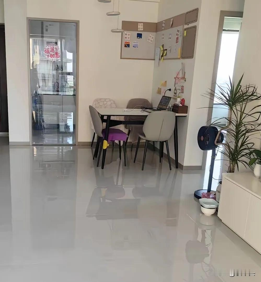 楼上的老大爷走了，不过两月，老伴也随他而去。远在外地的儿女回来，把老两口的旧物尽