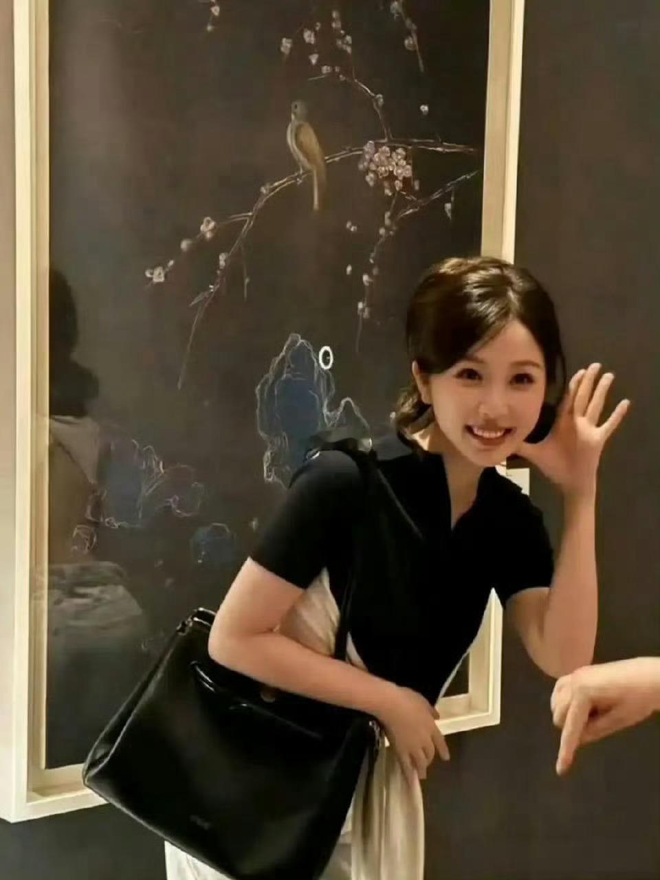 虞书欣背后的镜子曝露了她的着装，女明星还是要多注意保护隐私啊。