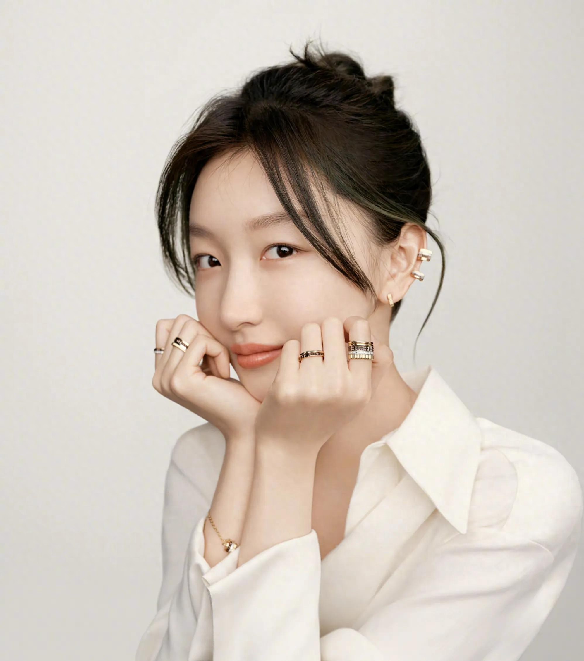 女星周冬雨时尚写真：姣美靓丽、小家碧玉