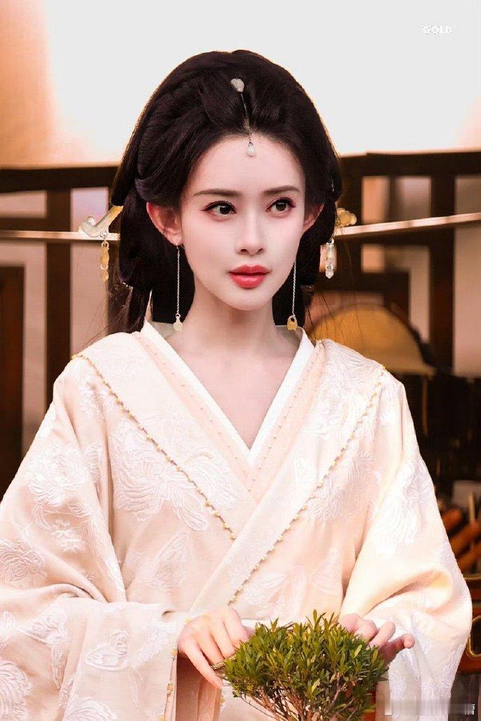 孟子义《百花杀》路透妆造惊艳，温婉清冷兼具，国色天香之态初显。​​​
