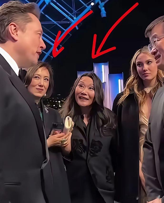 终于明白马斯克为什么能让那么多女人愿意给他生孩子了，在一场活动中，谷爱凌妈妈看马