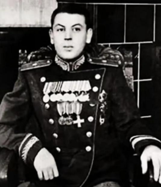 1953年3月5日，苏联铁腕领袖斯大林去世。仅仅21天后，失去斯大林庇护的儿子瓦