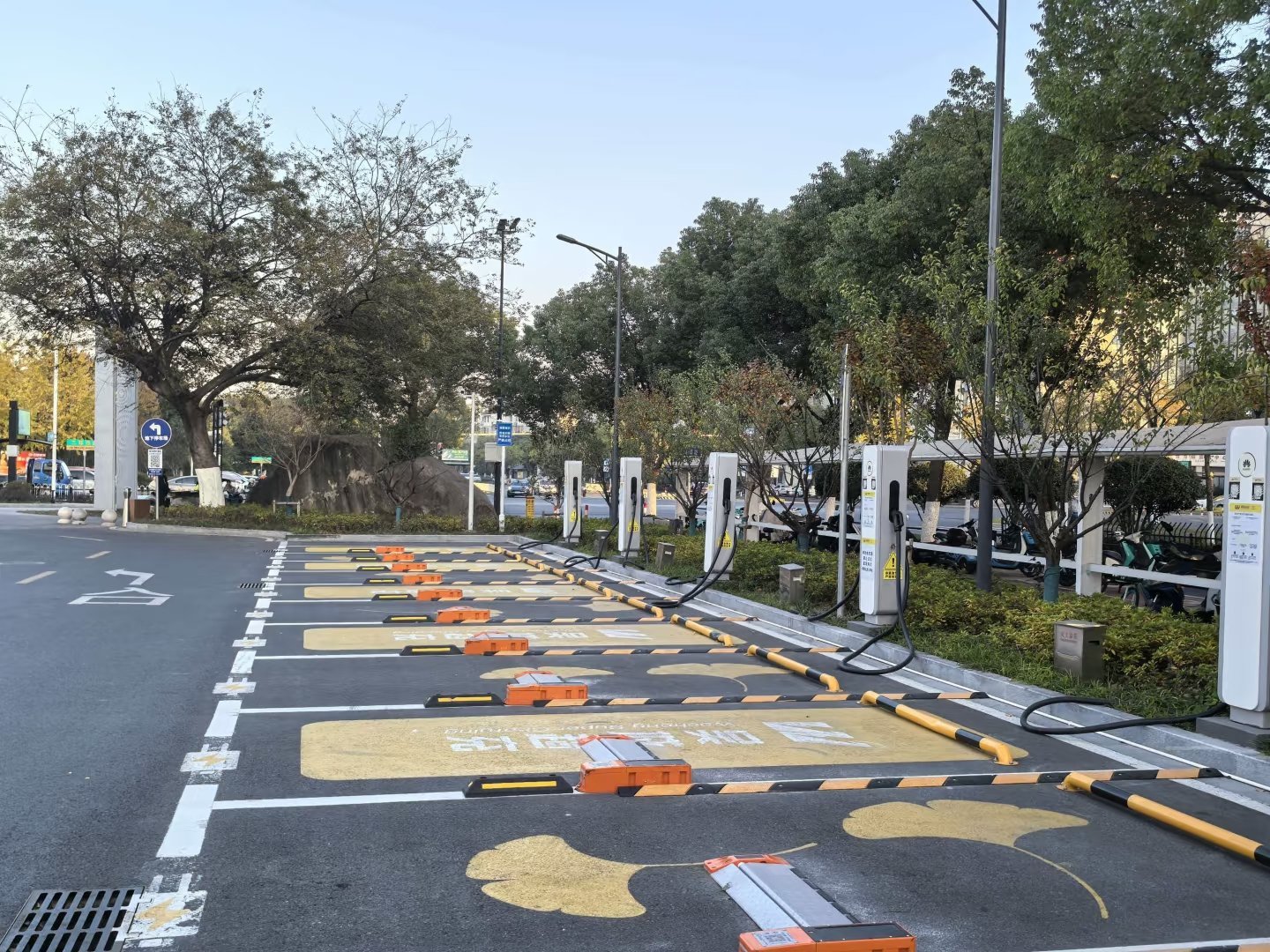 我一般看到充电桩地上装占位器的，就直接绕道走了，除非我确实没电开不动，因为太麻烦