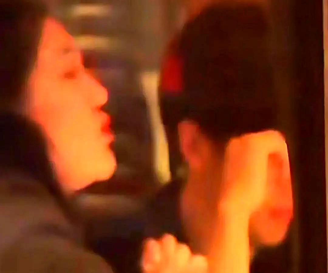 一个人拎箱子排队买咖啡，全网都在猜：王安宇是不是被公司扔了？路透里他独自开