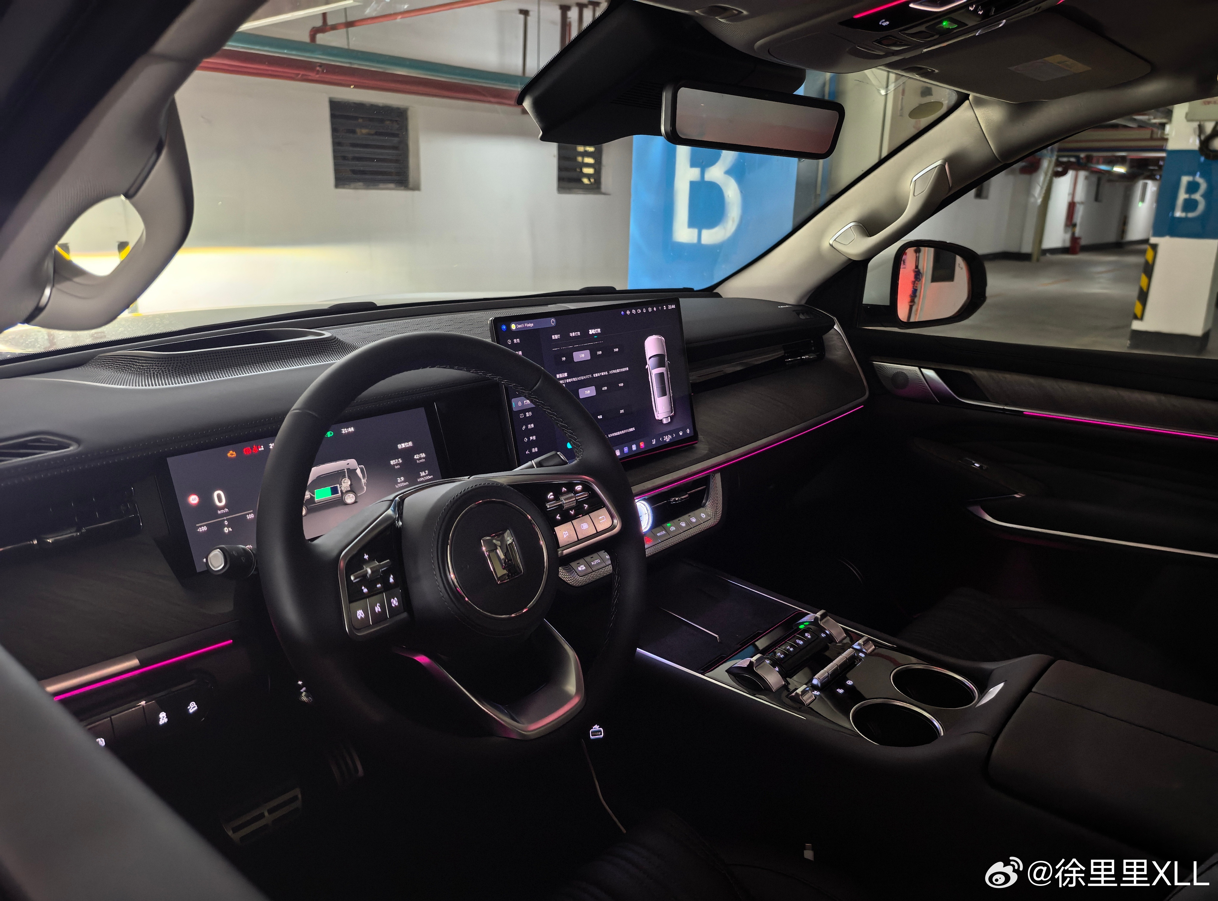 坦克500前两天被朋友借走了。他自己是开的老款Q5。前几天出了点事故，又急用车，