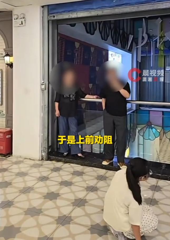 南京，一女子的母亲刚因为肺癌做完治疗出院，就在商场里看见有人在抽烟，她上前劝阻抽