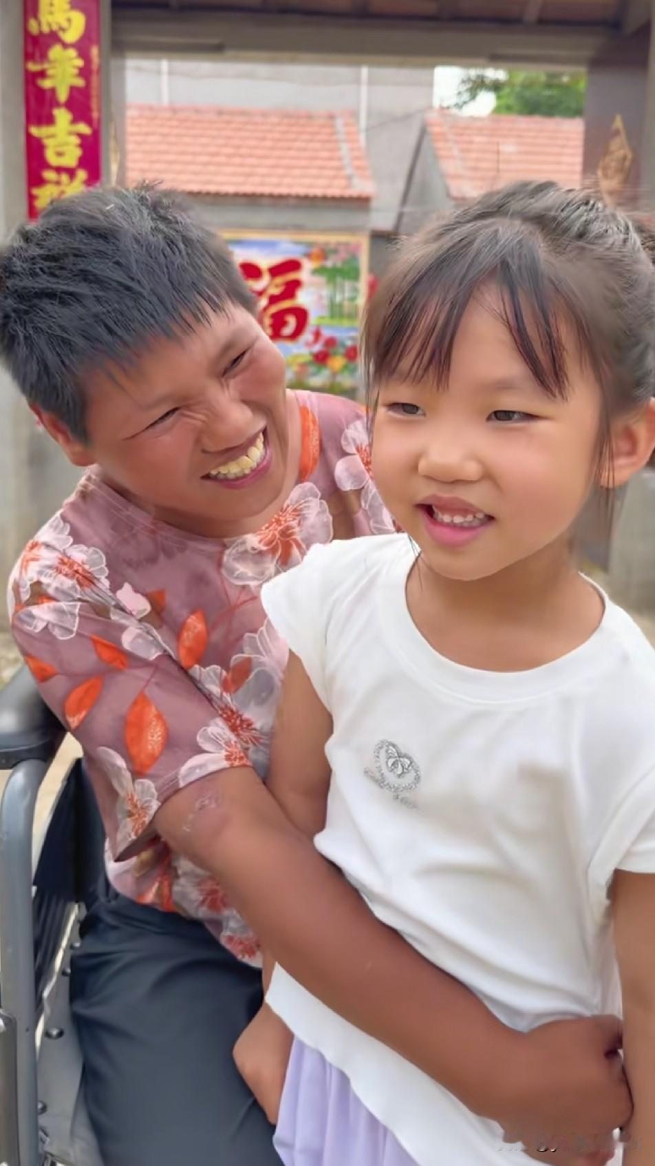 看得出来妮娃很喜欢海泉的女儿，小妮看着很乖巧可爱