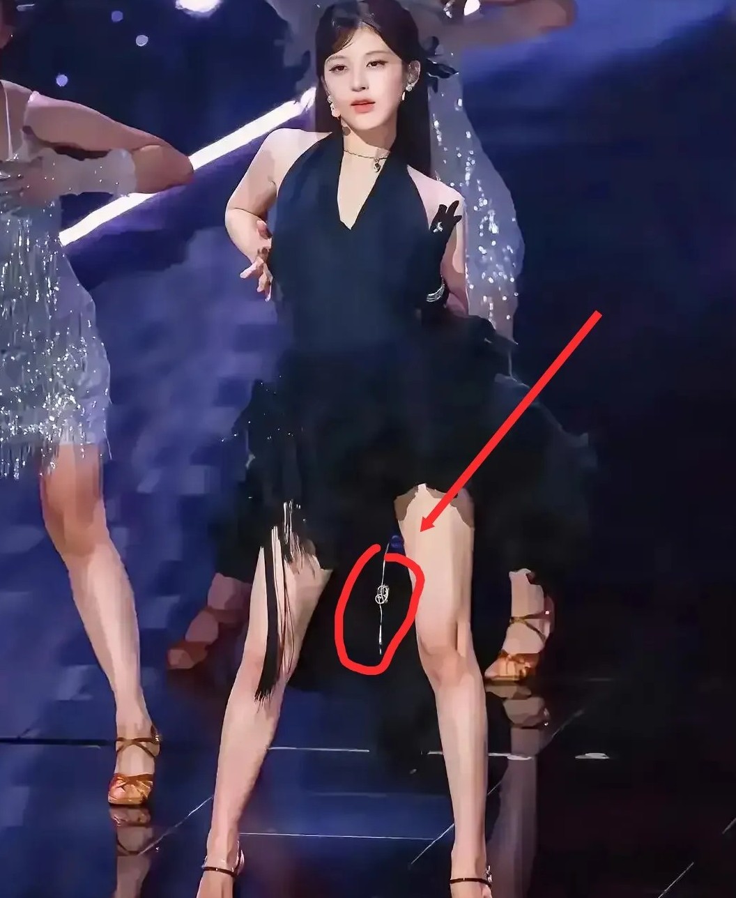 赵露思估计还真不是装的，我发现她真的生病了，你仔细看她表演的时候