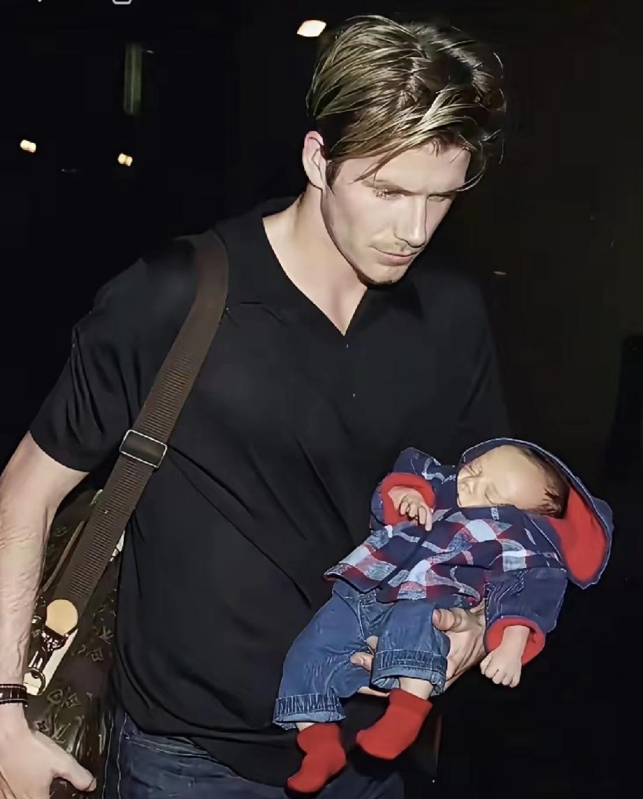 侧颜绝杀的小贝，低着头都迷晕一片。他想不到手里抱的这枚小炸弹，若干年后，竟把家