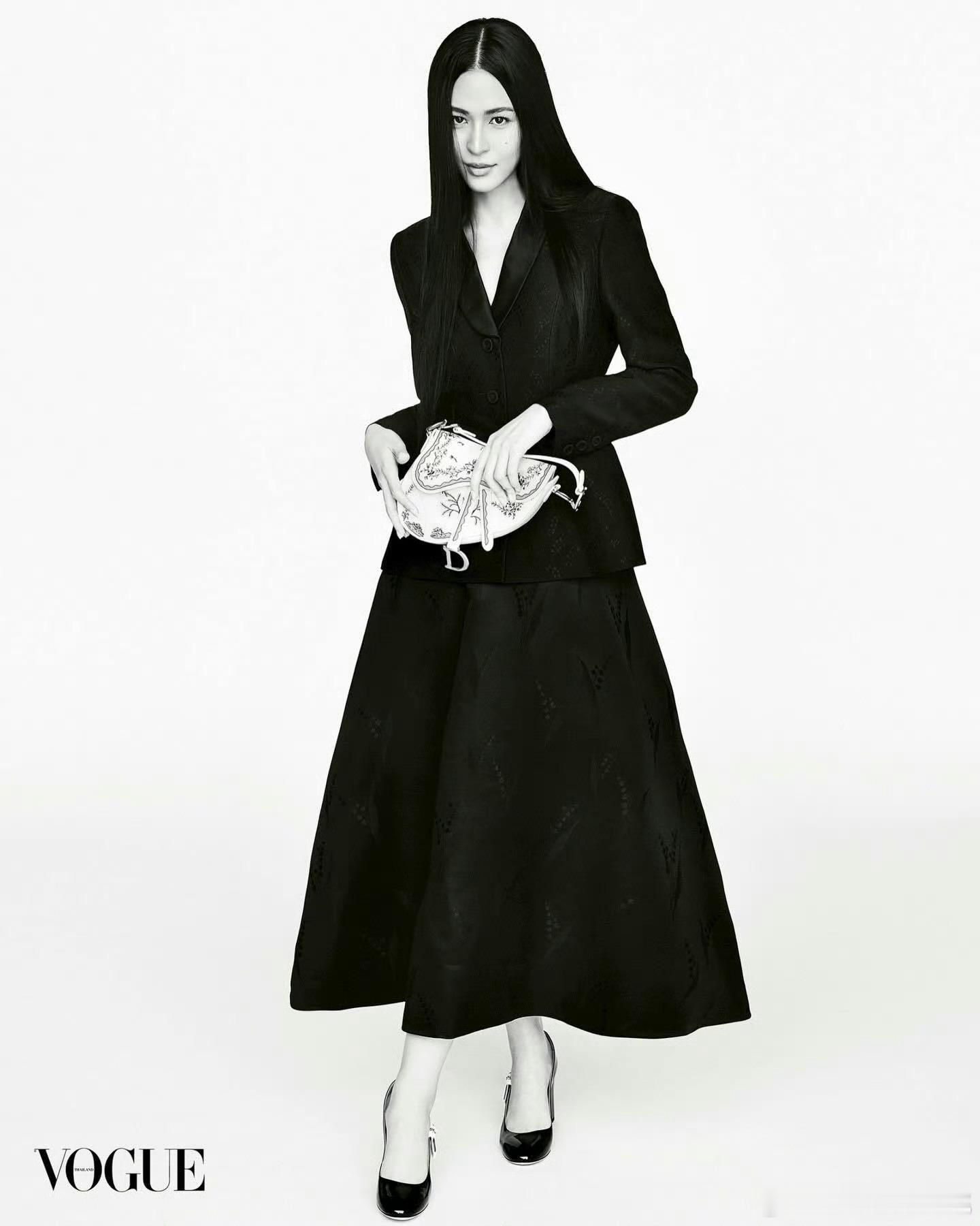 邝玲玲这张拍的很有感觉，Dior女郎