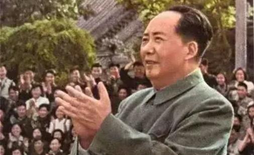 1933年，敌人得知毛主席在村民黄菊喜家之后迅速包围，就在敌人快找到毛主席的时候