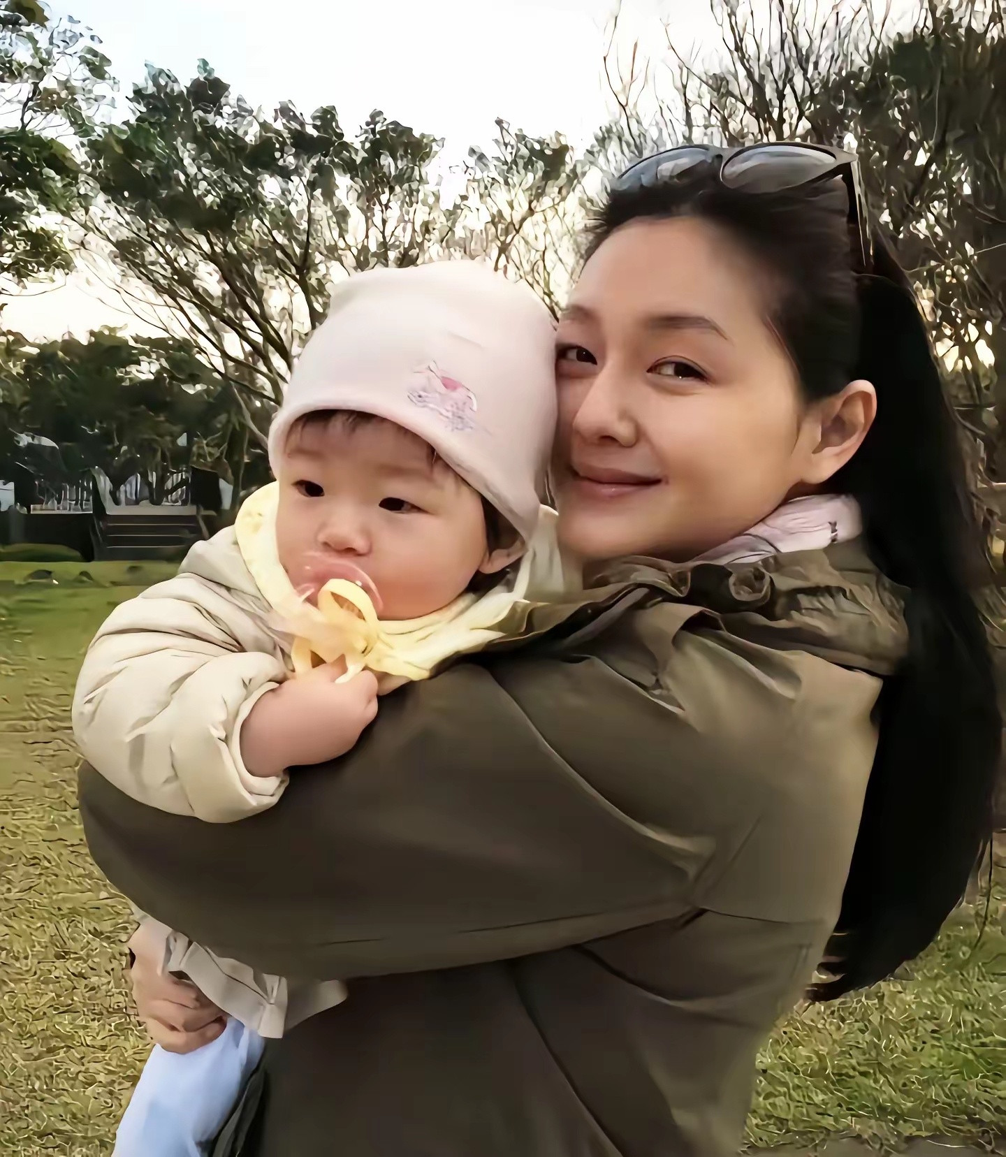 小玥儿ins账号天天涨粉，现在已经好几万了！估计她也被震撼到了，原来妈妈有这么大