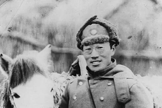 1942年，万毅被捕，蒋介石下令杀了他，万毅知道后，趁看守不注意，翻墙逃走，谁知