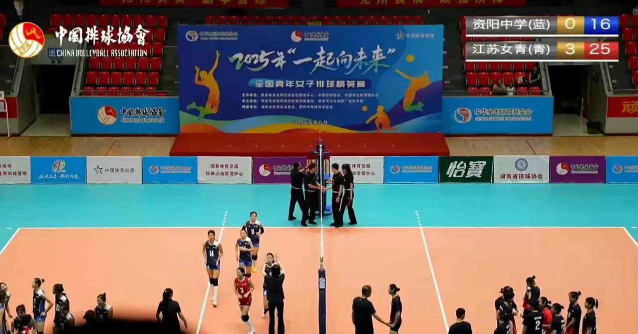 江苏女青3-0资阳中学晋级郴州邀请赛决赛，老帅沈富麟在比赛结束后依然在现场指导施