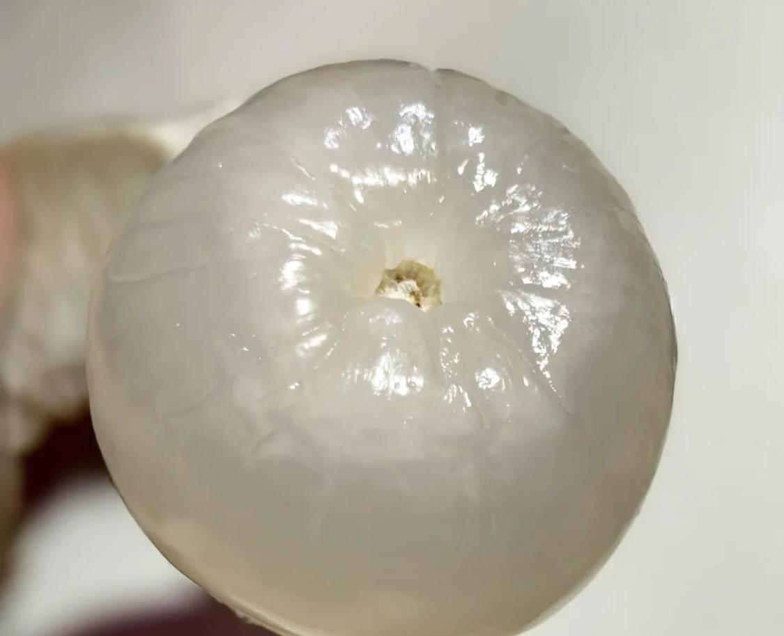给北方的朋友看看我们南方新鲜到极致的荔枝的样子！也就亿点点震撼咯[呲牙笑]A：“