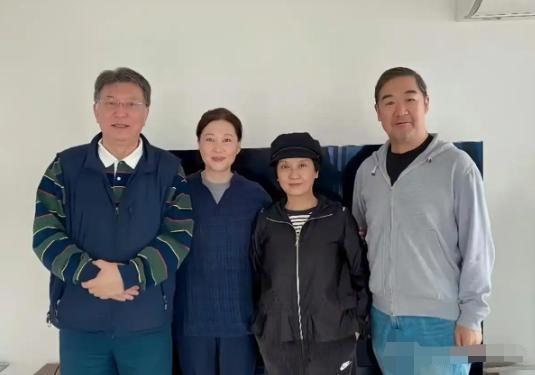 邓婕身高一直有争议，自报155cm，尽管公开数据和她本人曾提及为155至158厘