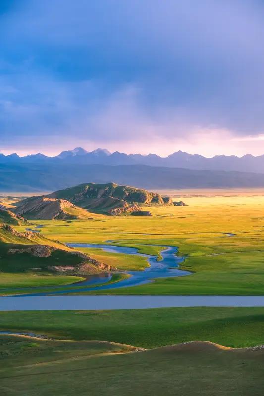 新疆，这片占祖国土地面积六分之一的神奇大地，“三山夹两盆”勾勒壮美轮廓，28个机