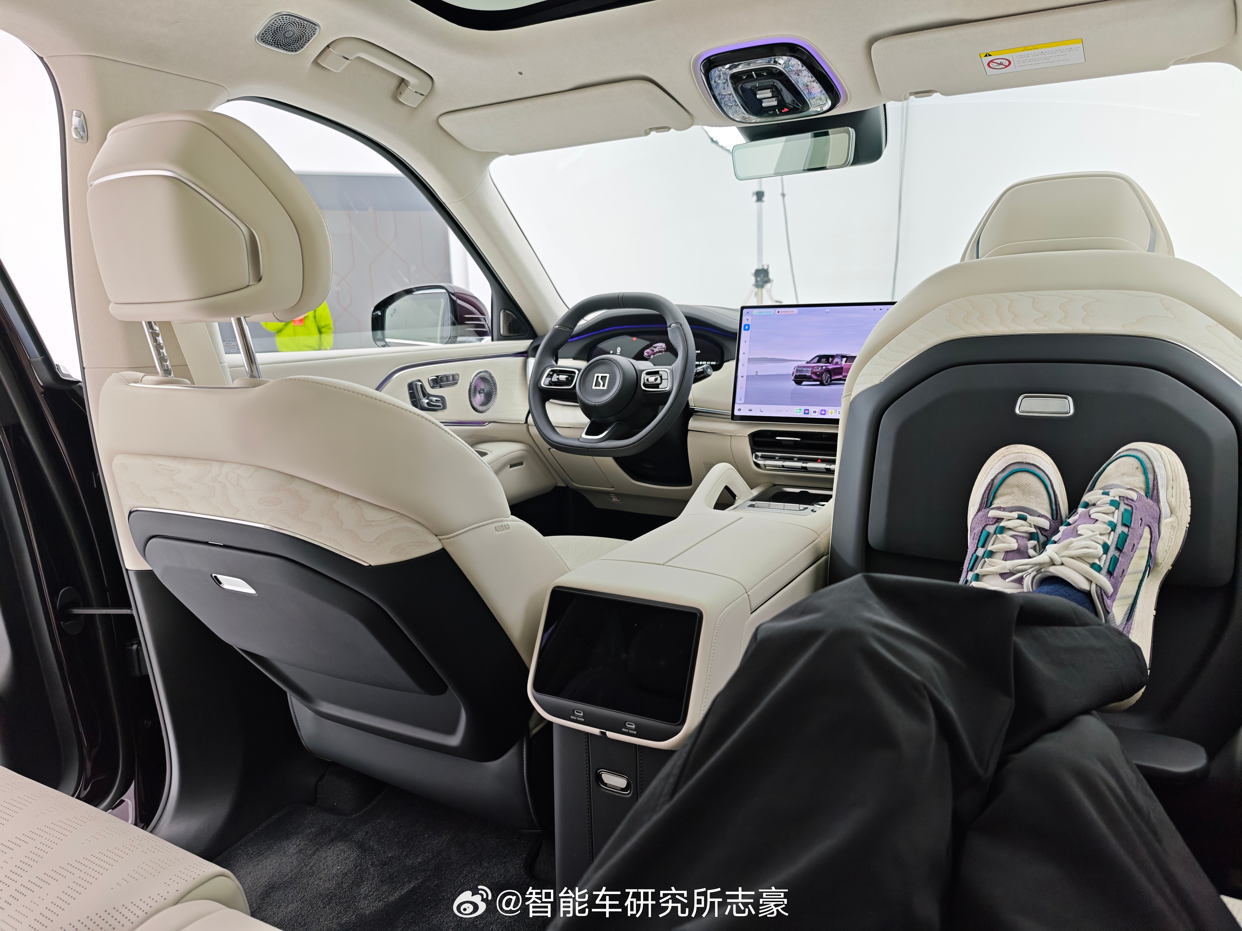 极氪8X内饰曝光。有右后大躺椅，有舒享大床，有宾利同款音响，后排有遮阳帘，还有卡