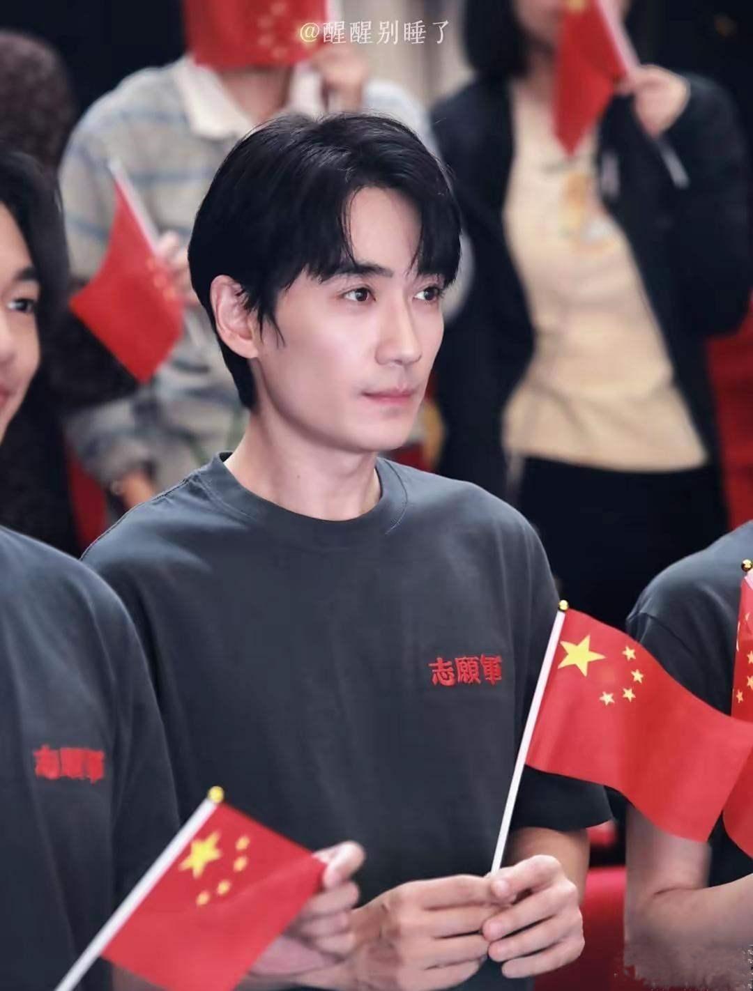 一颗糖演哭全网！朱一龙这影帝，稳得让人心疼刷完《志愿军》首映，我鼻尖还酸着。