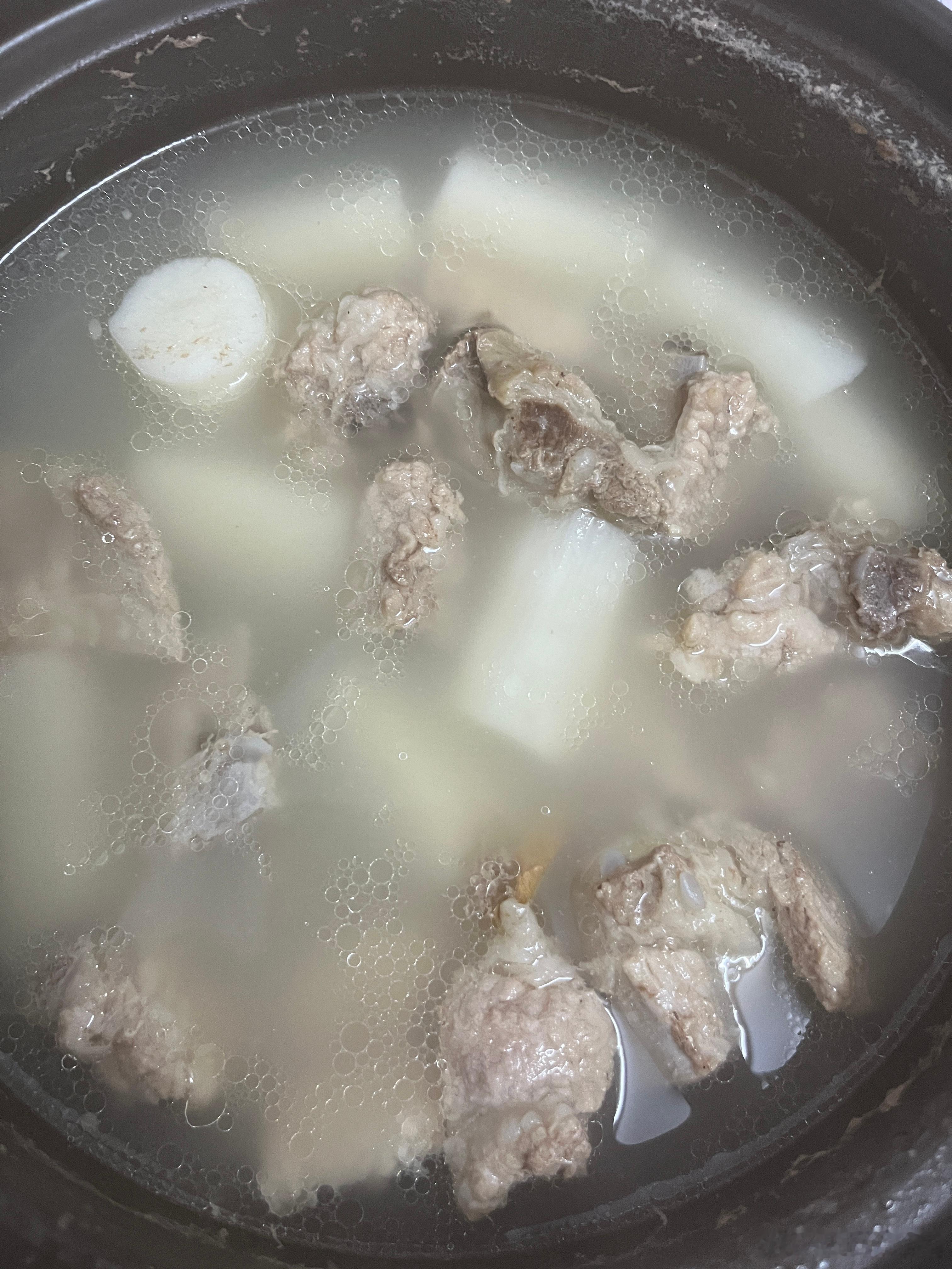 吃饭了，今天比较晚，排骨山药汤，还有一个青菜，搞定。本来要煮面的，这个家伙不肯，