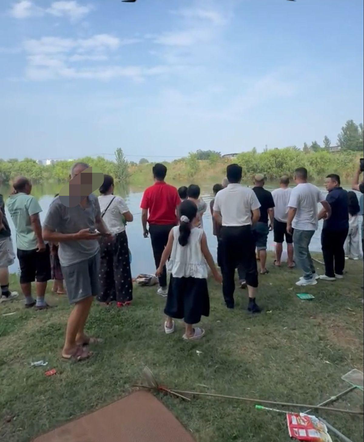 悲剧还是发生了！7月18日下午，河南许昌，28岁男子郑晨阳带着年仅五岁的女