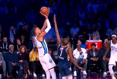 很是欣赏！杜兰特谈文班亚马：“我很欣赏他的比赛态度。”“他非常认真。”