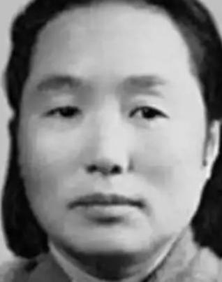 1937年，农民王学文发现一名怀抱婴儿的女红军躺在家门口，见四下无人，小心将女