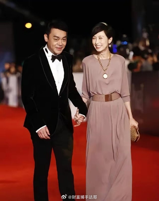 大半夜的，刘青云突然抱着郭蔼明说：“我们离婚吧。”​郭蔼明当时就懵了，回过神来一看，刘青云眼泪哗哗的