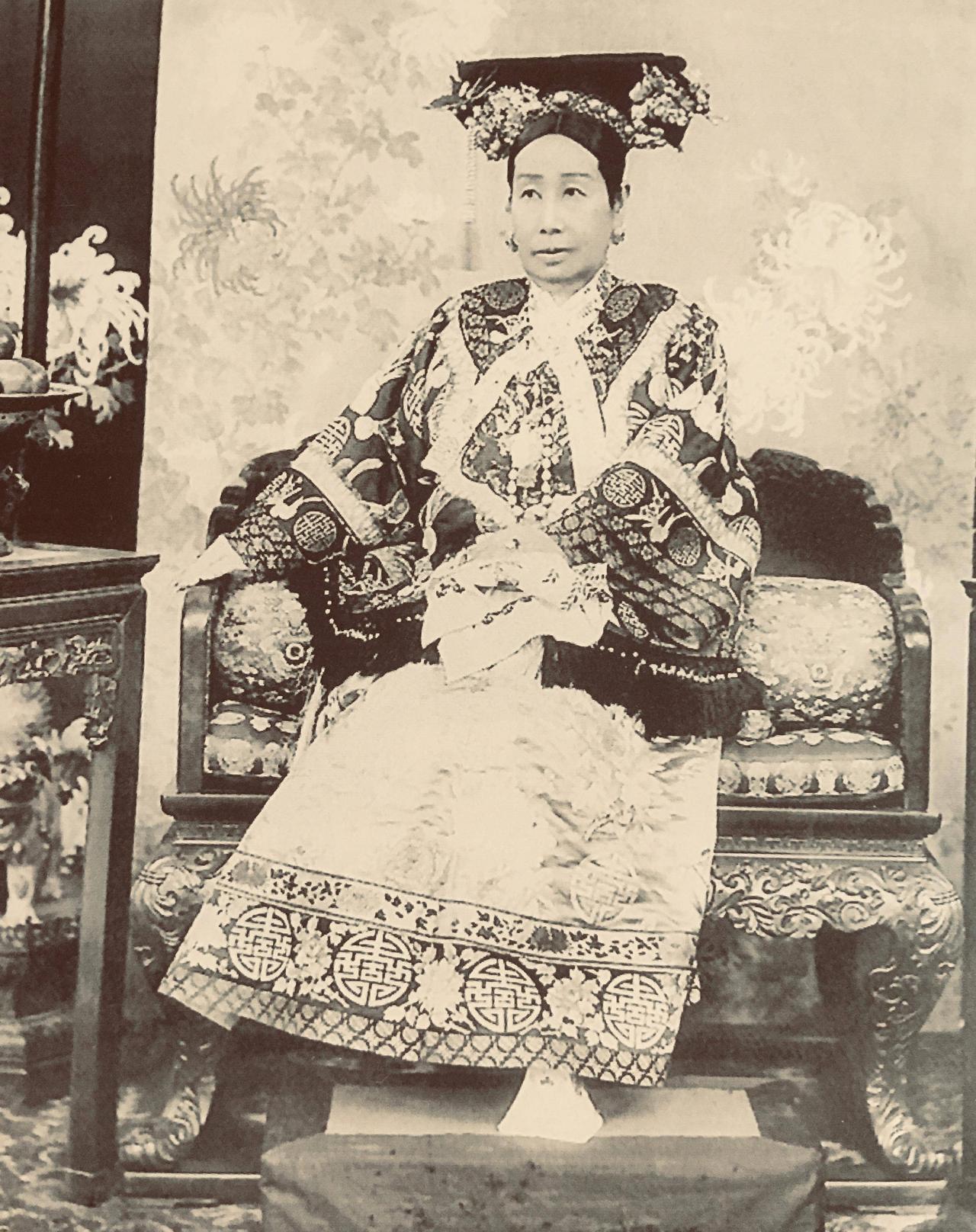 1928年，军阀孙殿英盗掘了乾隆帝的裕陵和慈禧陵，慈禧遗体被抛出棺外，嘴里的宝珠