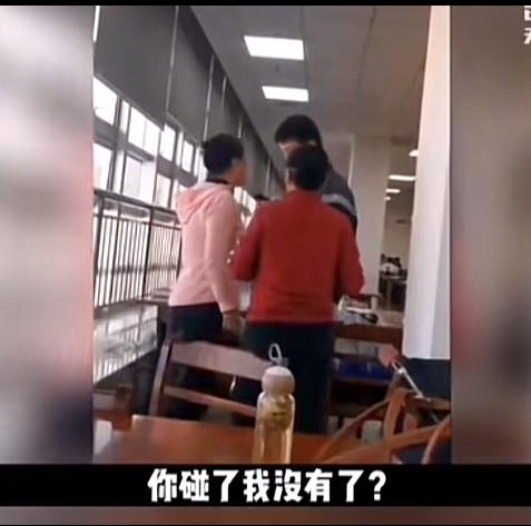 湖北另一所高校图书馆爆出性骚扰事件，事发快三年了。看了整个视频令人气愤，堂堂女副