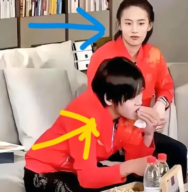 如果让你跟她们两个去相亲，看到此情此景吗？不要撒谎，不要有主观思想，就当他们是陌