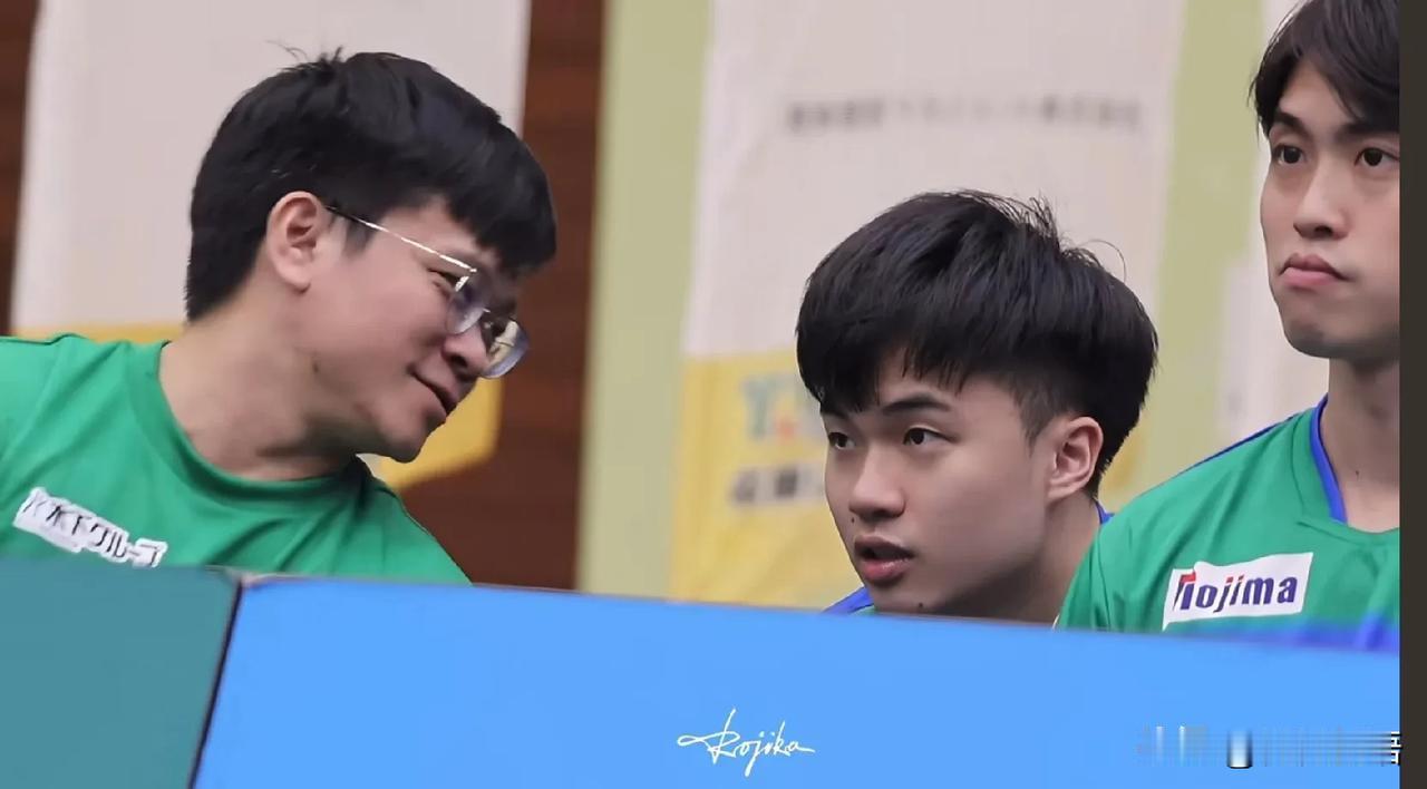 林昀儒出去打比赛，教练都跟着。林昀儒去打乒超的时候，他的教练和理疗师就一直跟着